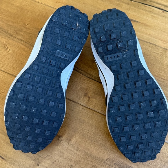 WOMEN'S NIKE WAFFLE DEBUT SNEAKERS- 9 - Picture 7 of 8